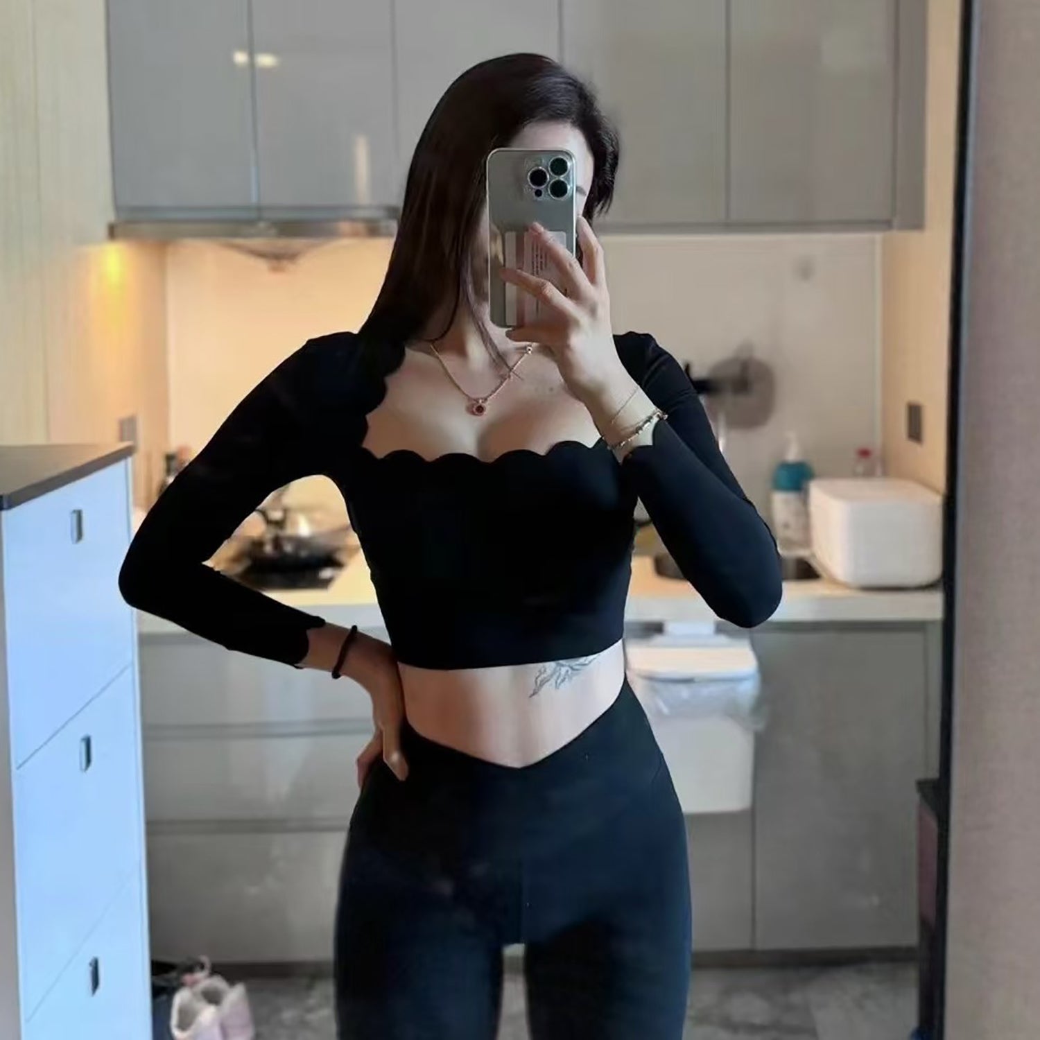 Дамски спортен комплект топ с дълъг ръкав и клин, черен